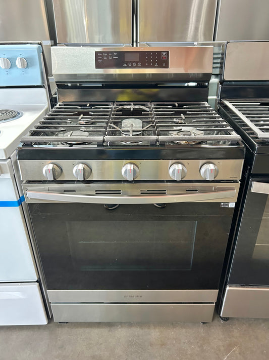 Samsung  NX60A6511SS 30 Inch Gas Range 5 Burners,Air Fry, Sabbath, Self Clean, Convection, SmartThings Cooking, Wi-Fi & Voice Connectivity, Non-Stick Griddle, Dual-Ring Burner, ETL Listed, and K-Star Certified: Stainless Steel , 369540