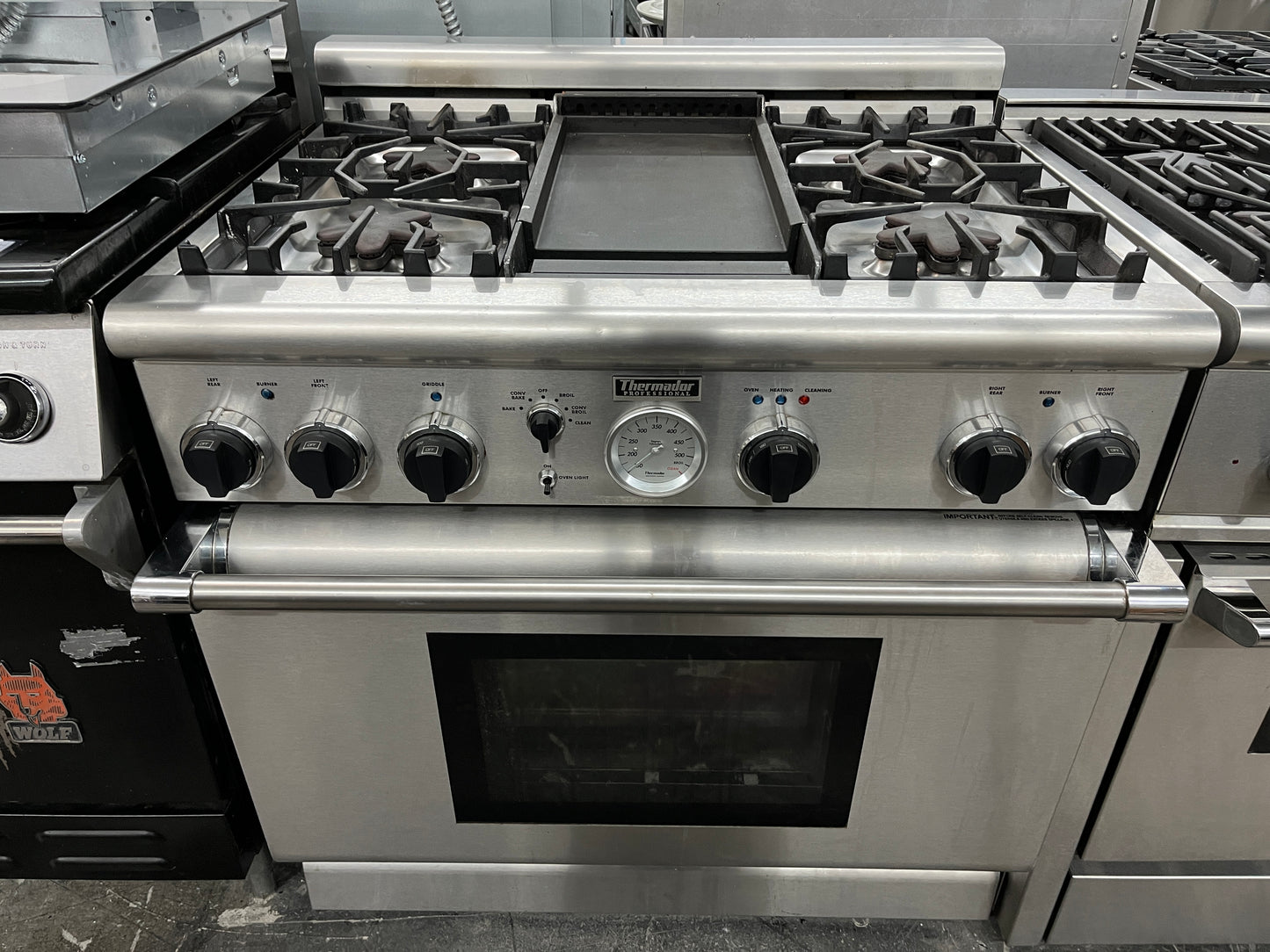 Thermador PD364GLBS 36 Inch Pro Style Natural Gas Dual Fuel Range with 4 Star Burners (2 w/ ExtraLow Simmer Settings) & Grill, European 3rd Element Convection & 5.1 cu. ft. Oven Capacity, 369226
