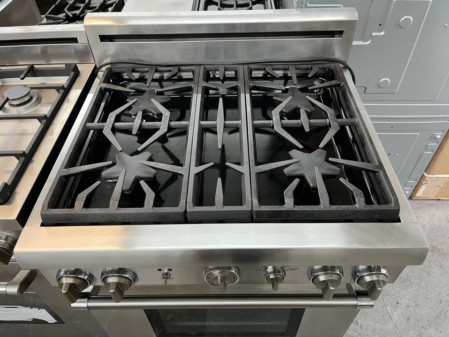 Thermador 30 Inch Pro-Style Gas Range,PRG304GH,Convection Oven,4 Sealed Burners,Continuous Grates,Extralow Simmer Feature,Telescopic Rack,Halogen Lightning,Sabbath mode,Natural Gas, Stainless Steel,Pro Harmony,888063
