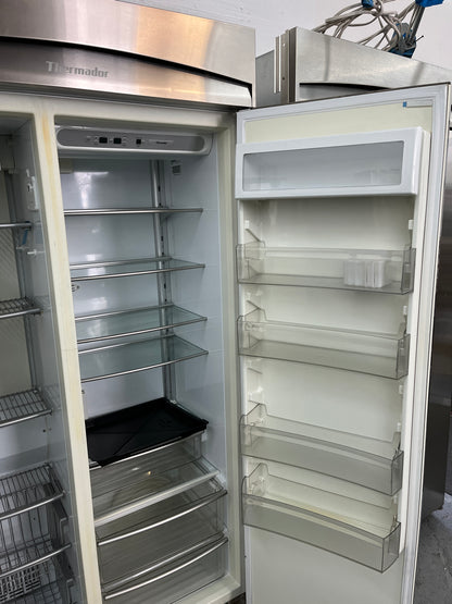 Thermador 42 Inch KBUDT4250A Built In Side By Side Refrigerator w External Ice/Water Dispenser, Adjustable Frames Glass Shelves & Electronic Controls, Stainless Steel Curved Handles 444047