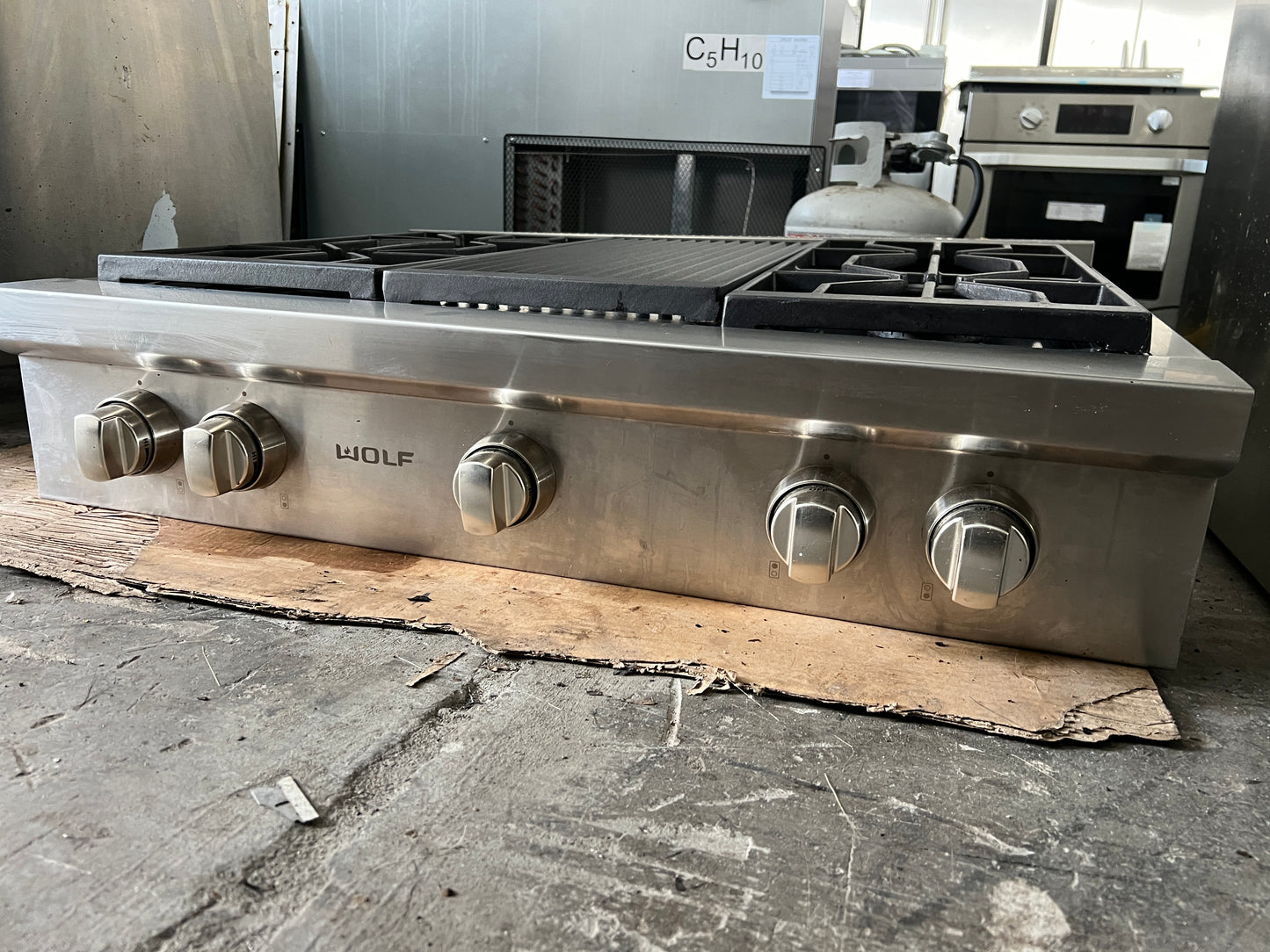 Wolf  SRT364C 36 Inch Pro-Style Gas Rangetop with 4 Dual-Stacked Sealed Burners, Porcelain-Coated Cast Iron Continuous Grates, Infrared Charbroiler, Simmer/Melt Feature, Automatic Reignition, and Star-K Compliant: Natural Gas , 369371