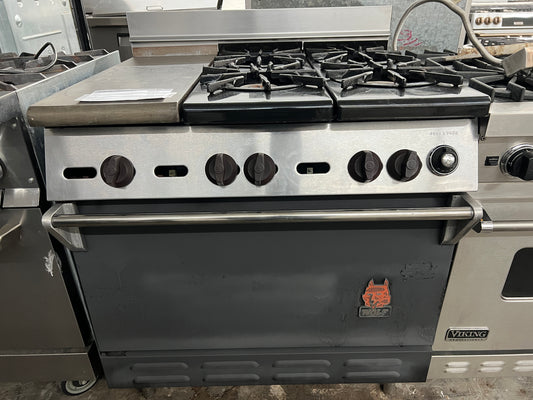 Wolf Gourmet 33.75 inch Gas Range 4 Open Burners with Griddle, Black and Stainless Steel, Red Knobs, Used, 369231